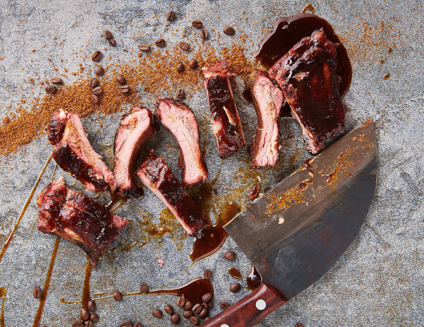 Gegrillte Spareribs in einzelne Rippen geschnitten auf Messerklinge