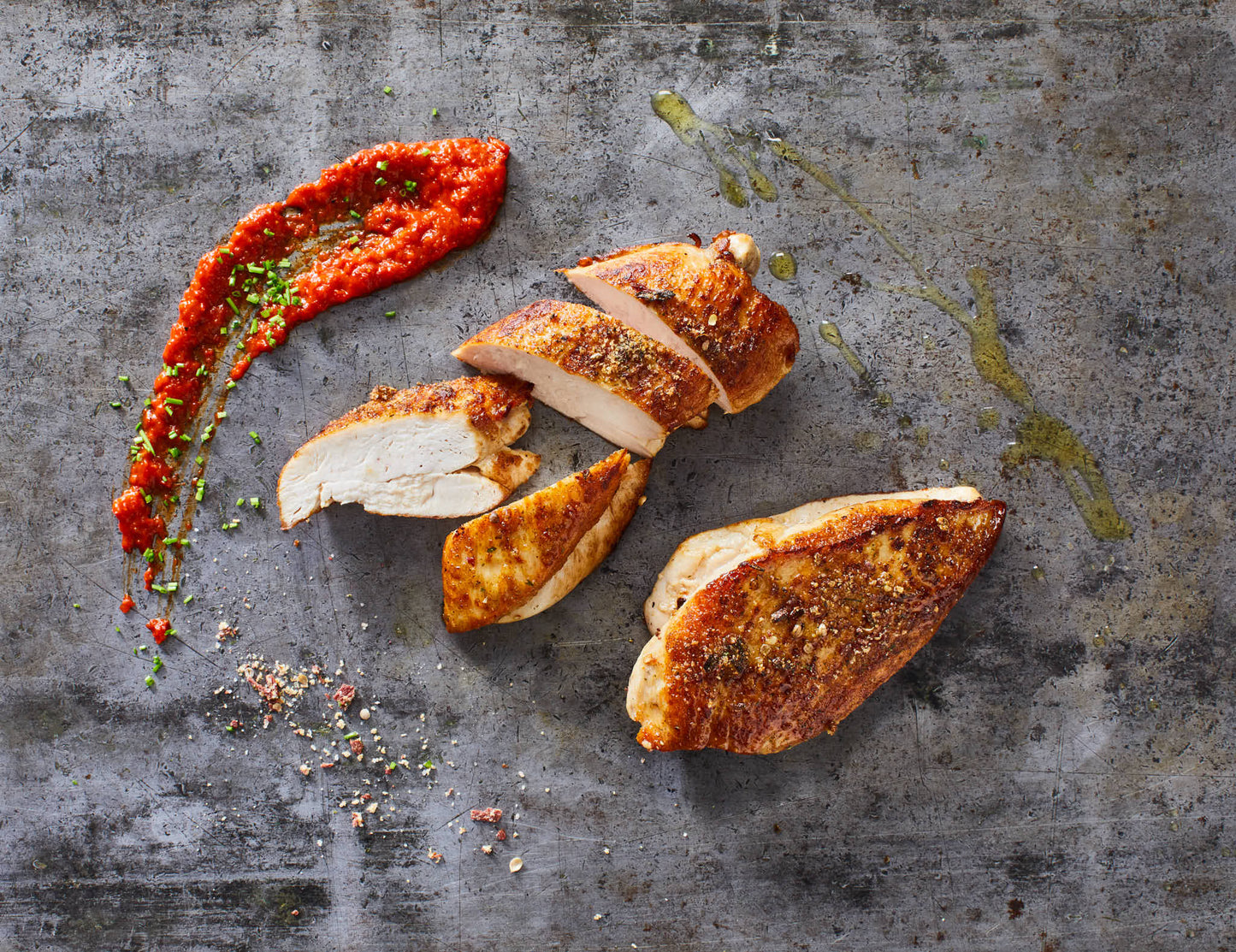 Freiland-Hähnchenbrustfilet gebraten und aufgeschnitten mit Chili