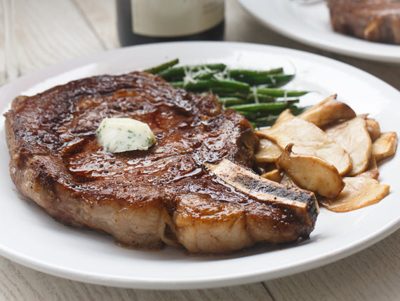 Rib-Eye Bone In s uzenou solí a rumovým máslem