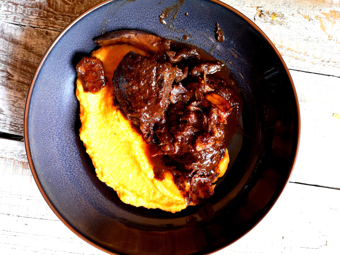 Butterzarte irische Ochsenbäckchen in Portweinsauce mit Pastinaken-Süßkartoffel-Rauchpüree