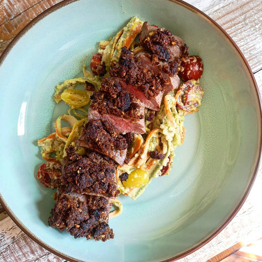 Lammlachs mit Malzbrot-Feigensenf-Kruste auf  Trüffelmanchegopasta mit Kirschtomaten