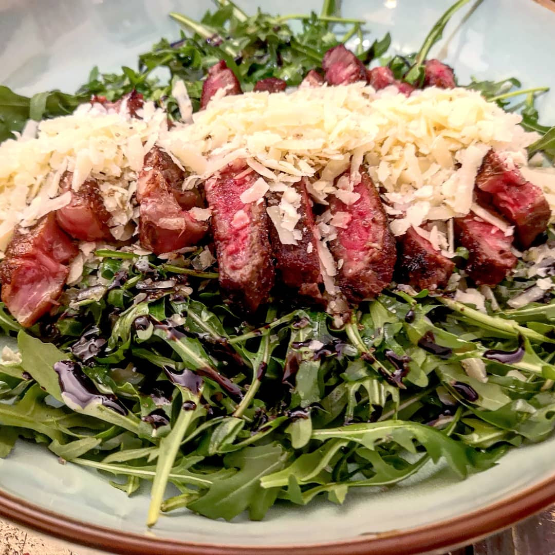 Wagyu Kobe Style Entrecote auf Ruccola-Bett mit Parmesan und Balsamico