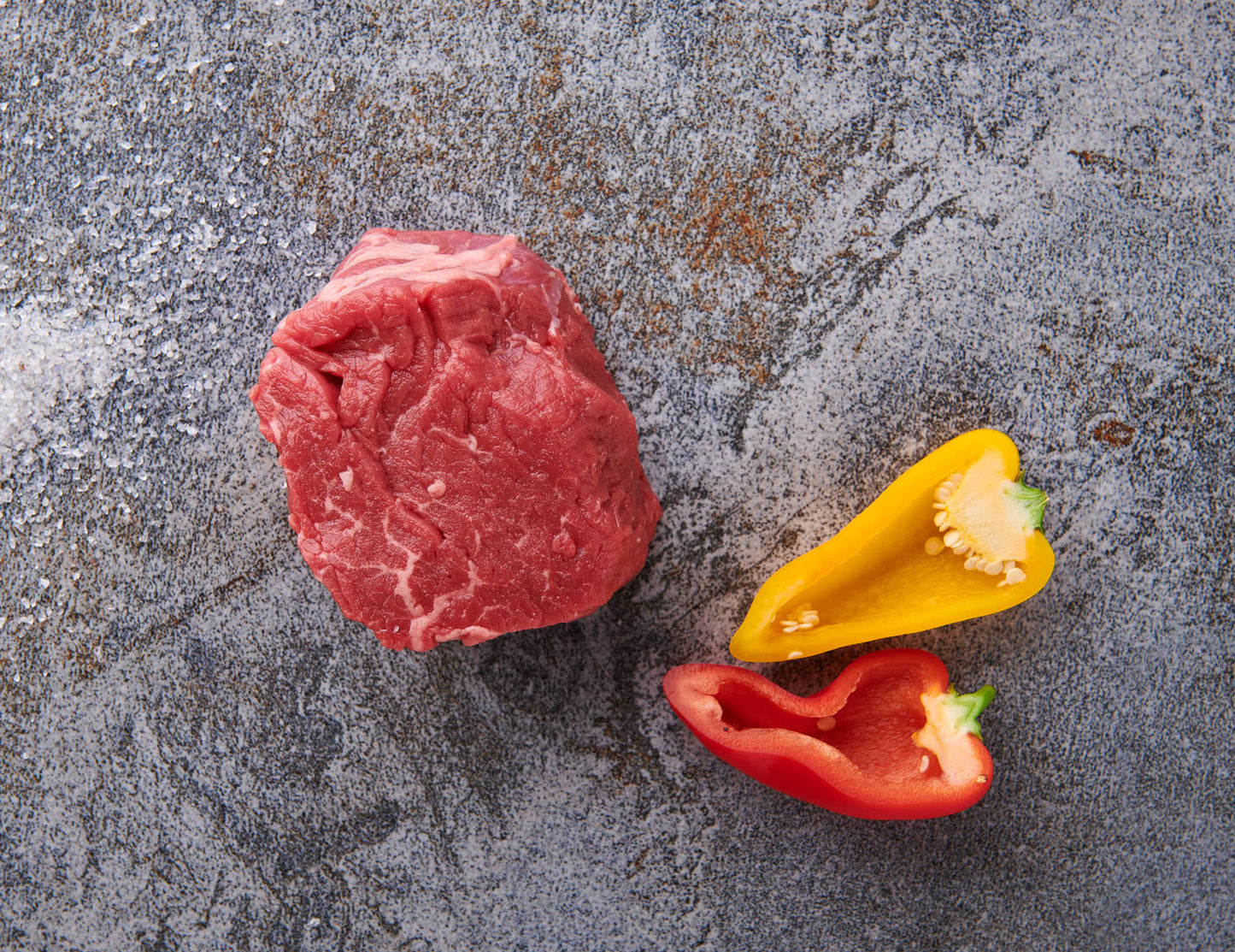 Australisches Rinderfilet roh als Medaillon mit Paprika