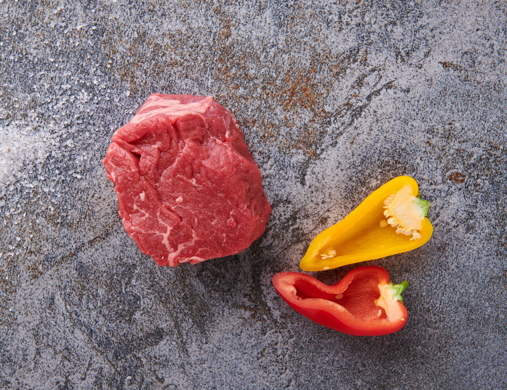 Australisches Rinderfilet roh als Medaillon mit Paprika