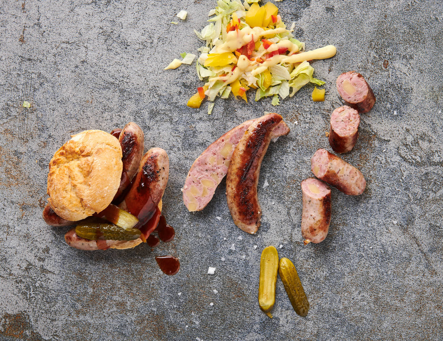 Gegrillte Grumbeer Griller mit Brötchen und Kartoffeln