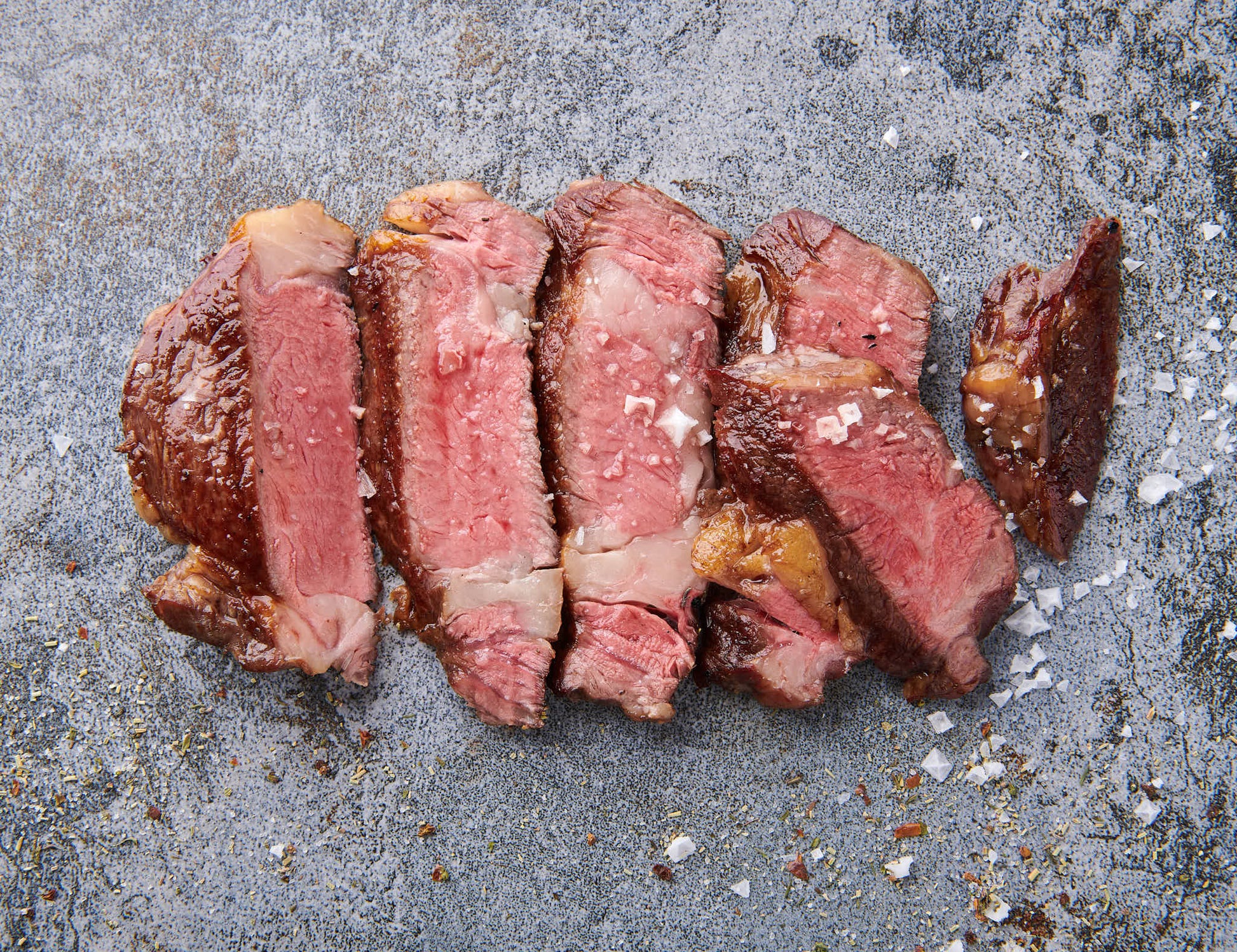 Australisches Entrecôte gebraten und aufgeschnitten mit rosa Kern