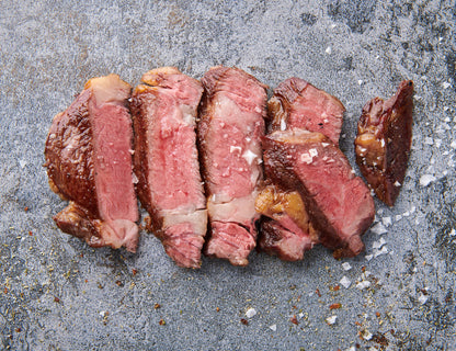 Australisches Entrecôte gebraten und aufgeschnitten mit rosa Kern