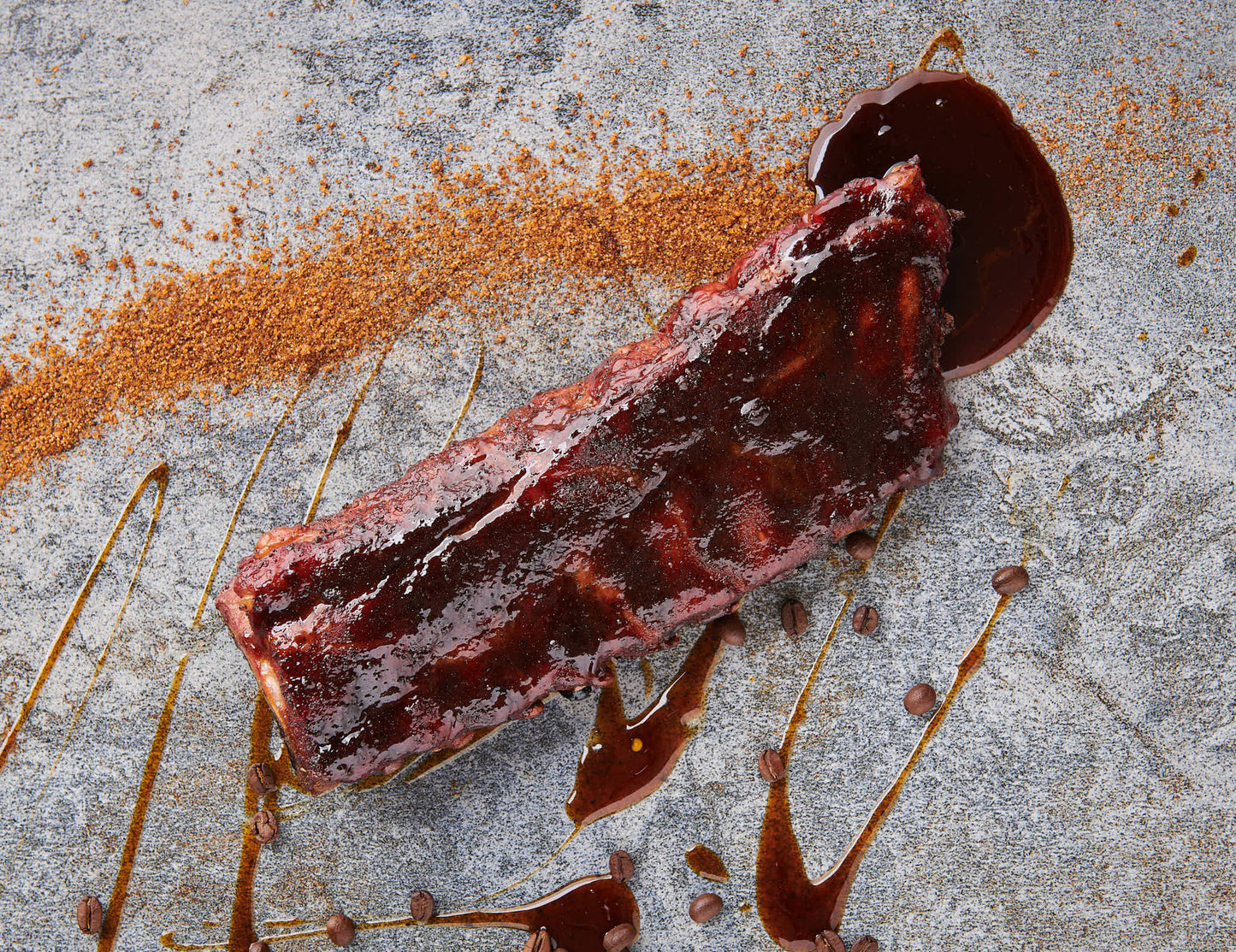 Spareribs im Ganzen gegrillt und mit BBQ-Sauce glasiert