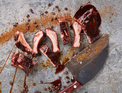 Gegrillte Spareribs in einzelne Rippen geschnitten auf Messerklinge