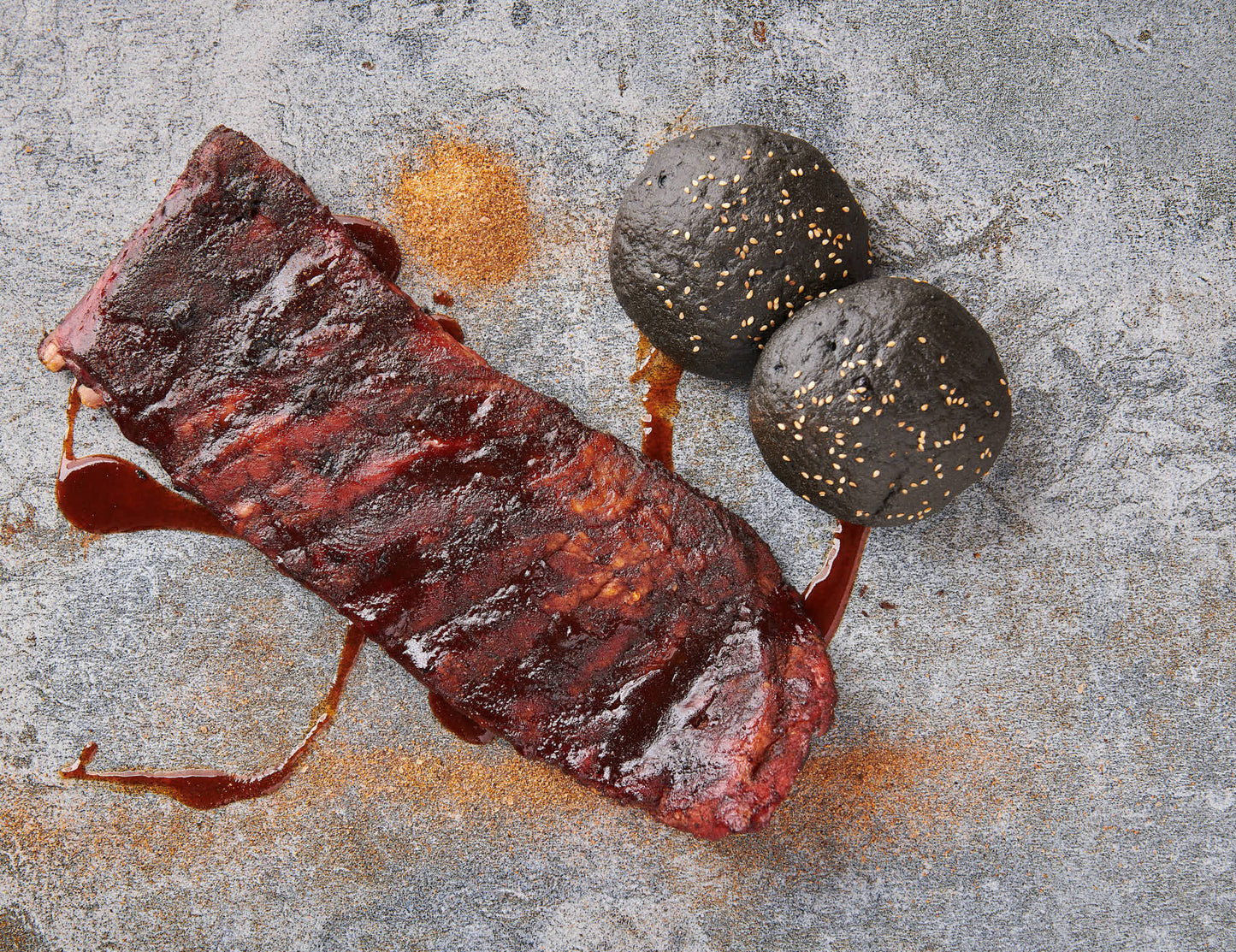 Spareribs St. Louis Cut gegrillt und mit BBQ-Sauce glasiert