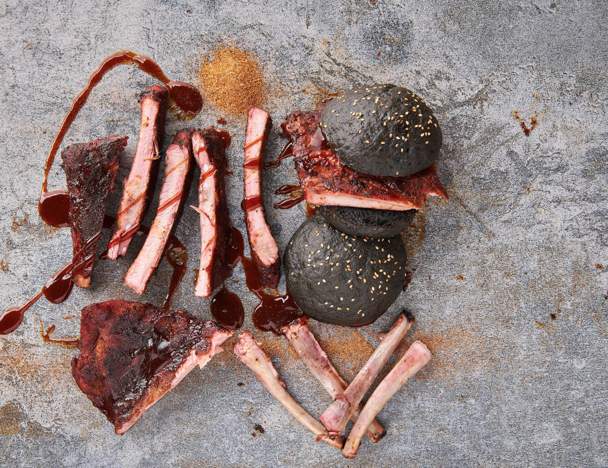 Gegrillte Spareribs St. Louis Cut in einzelne Rippen geschnitten