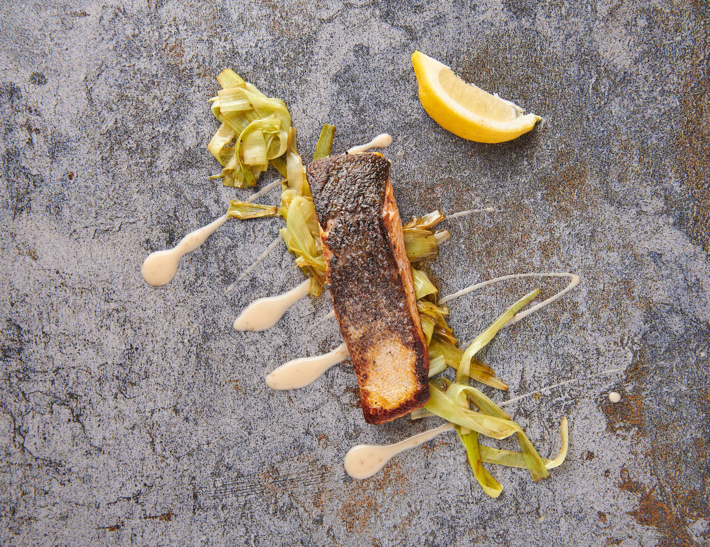 Norwegisches Lachsfilet gegart mit Zitrone, Kräutern und Gemüse