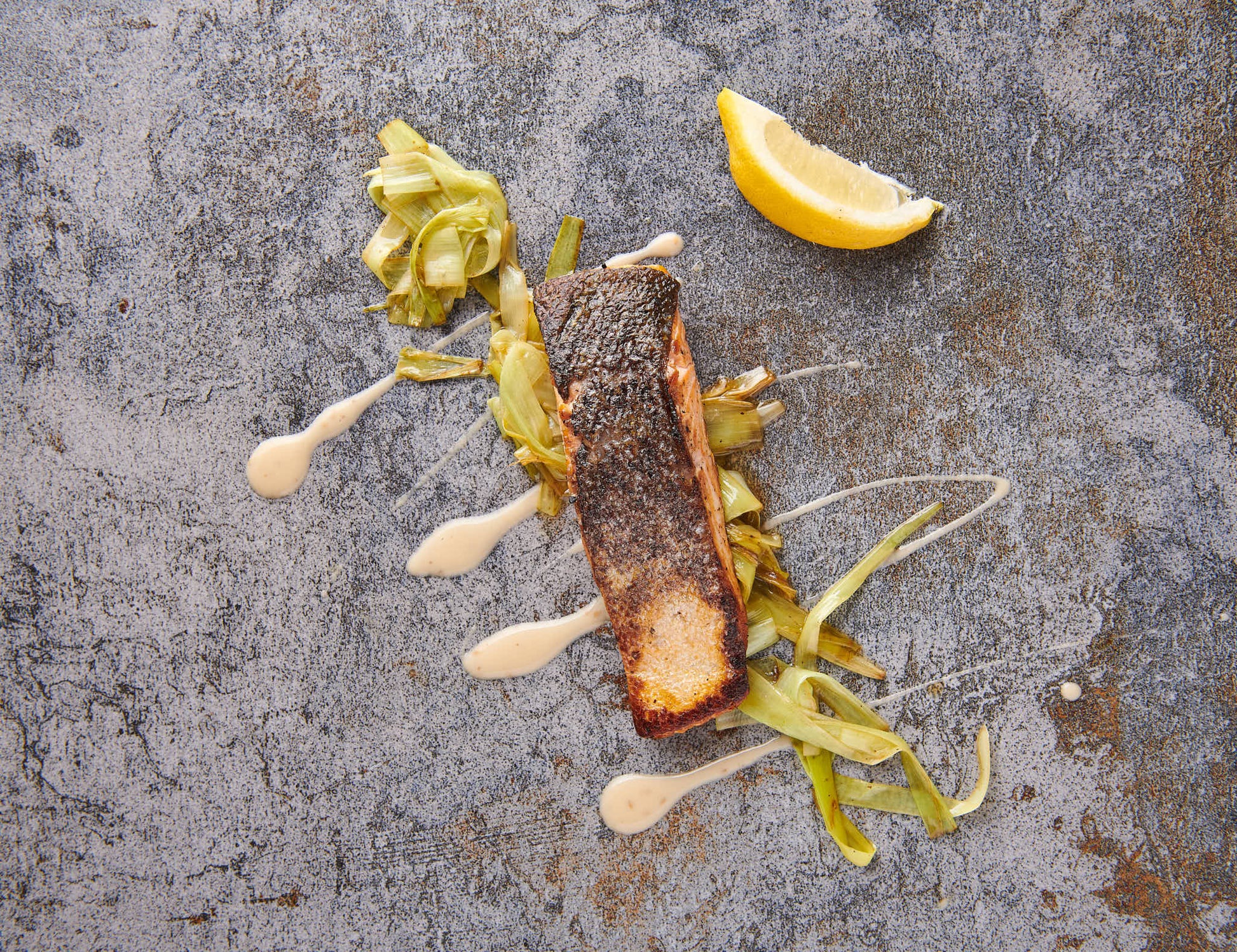 Norwegisches Lachsfilet gegart mit Zitrone, Kräutern und Gemüse
