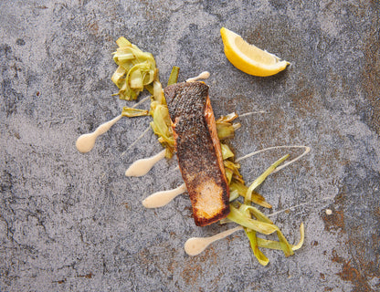 Norwegisches Lachsfilet gegart mit Zitrone, Kräutern und Gemüse