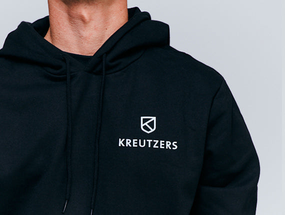 Die Schmiede – KREUTZERS Basic Hoodie Men (černá)