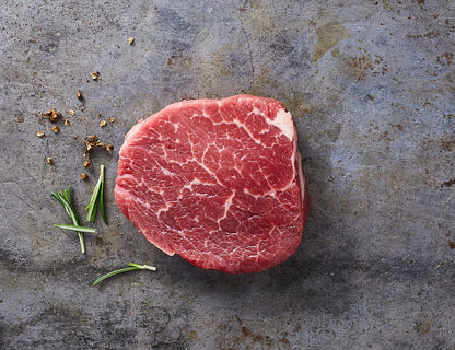 Simmentaler Rinderfilet roh als Medaillon mit feiner Marmorierung und Rosmarin