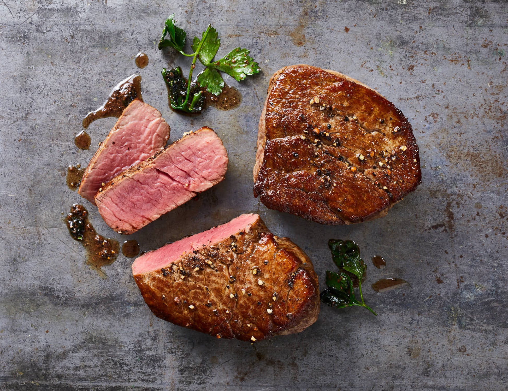 Simmentaler Rinderfilet gebraten und aufgeschnitten mit rosa Kern