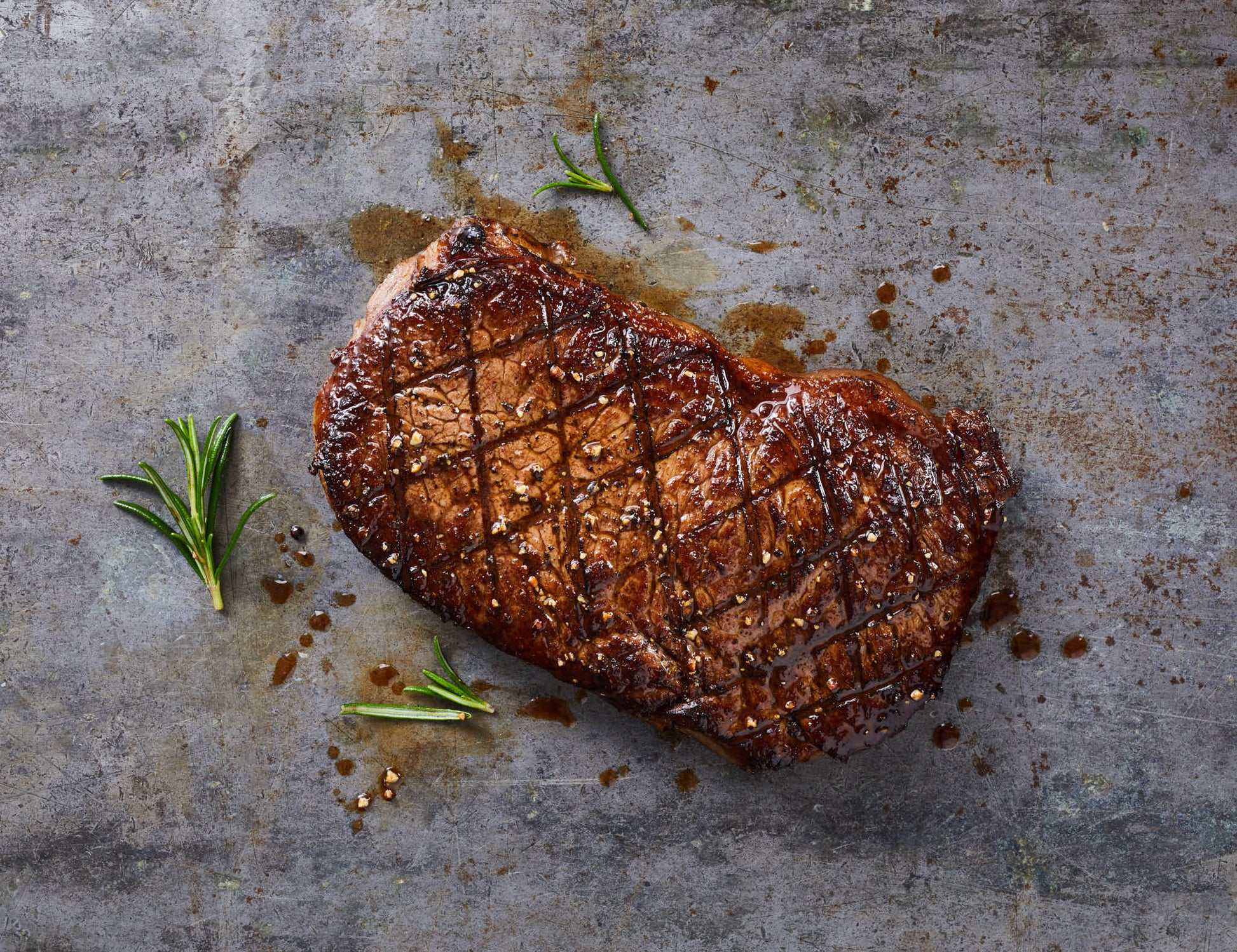 Simmentaler Roastbeef im Ganzen gebraten mit Kruste und Rosmarin