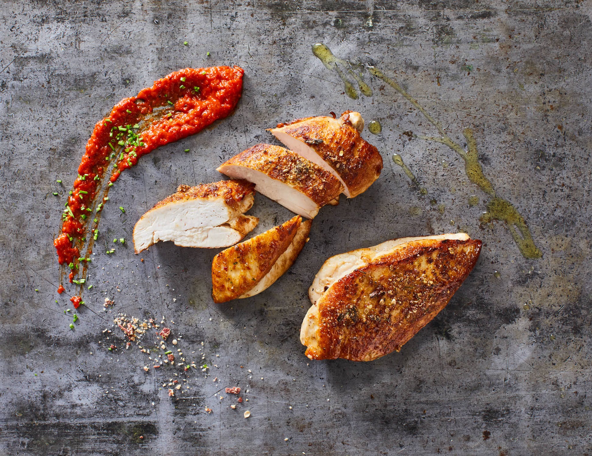 Freiland-Hähnchenbrustfilet gebraten und aufgeschnitten mit Chili