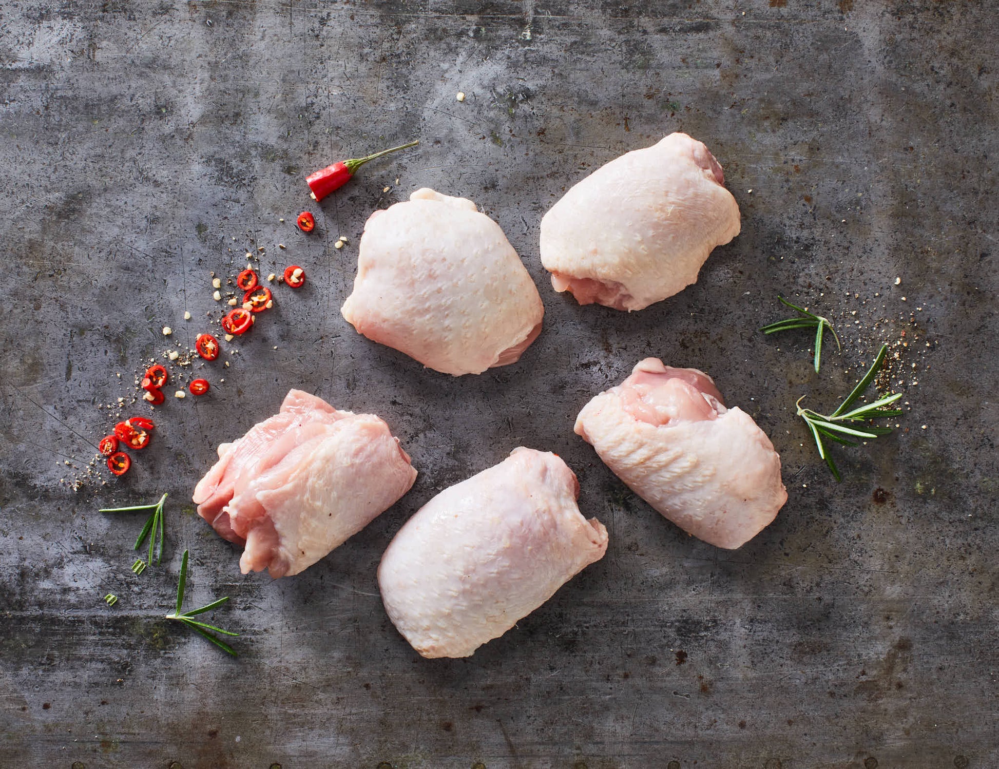 Pollo Fino roh, ausgelöste Hähnchenschenkel mit Kräutern