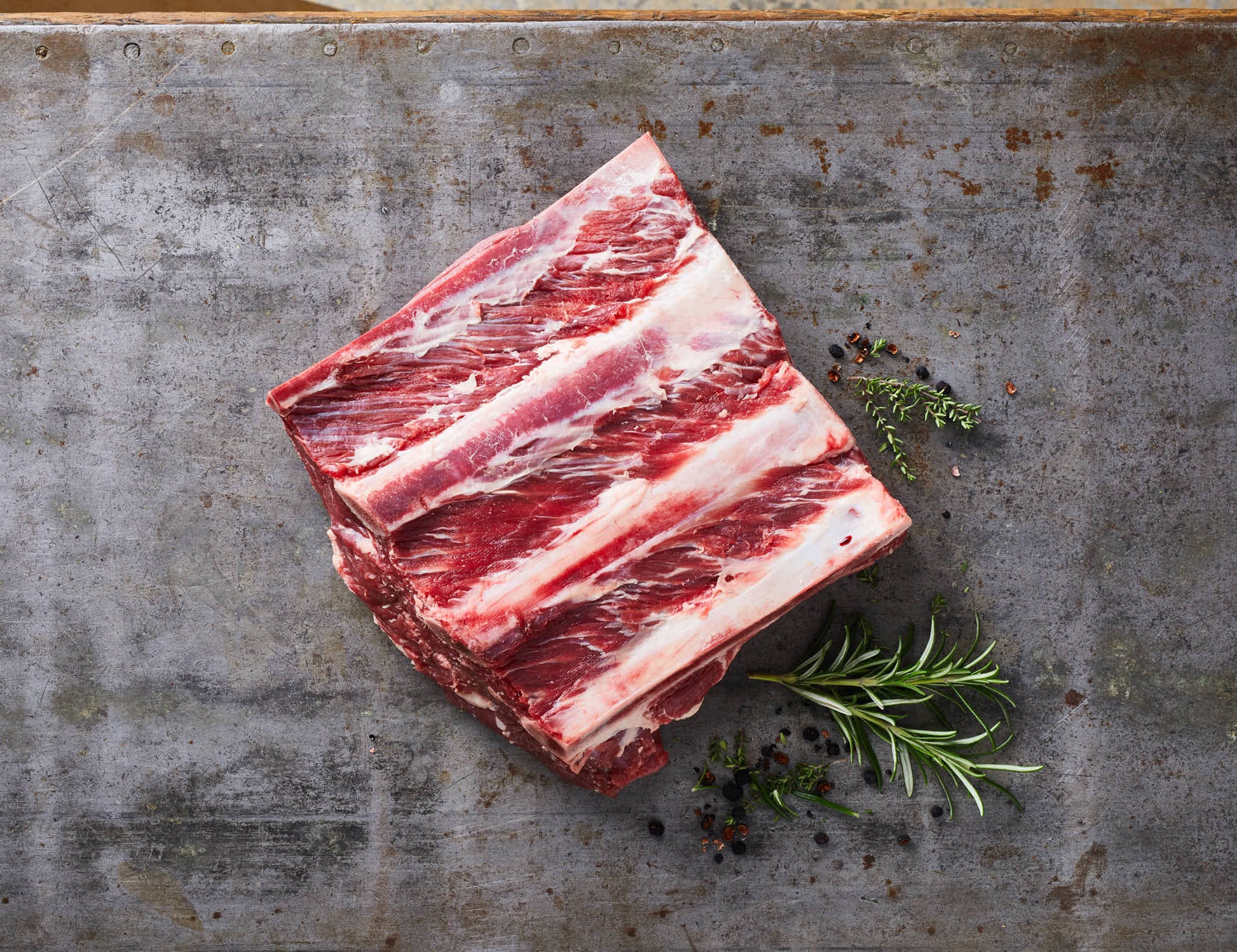 Simmentaler Shortribs roh am Knochen, marmoriert