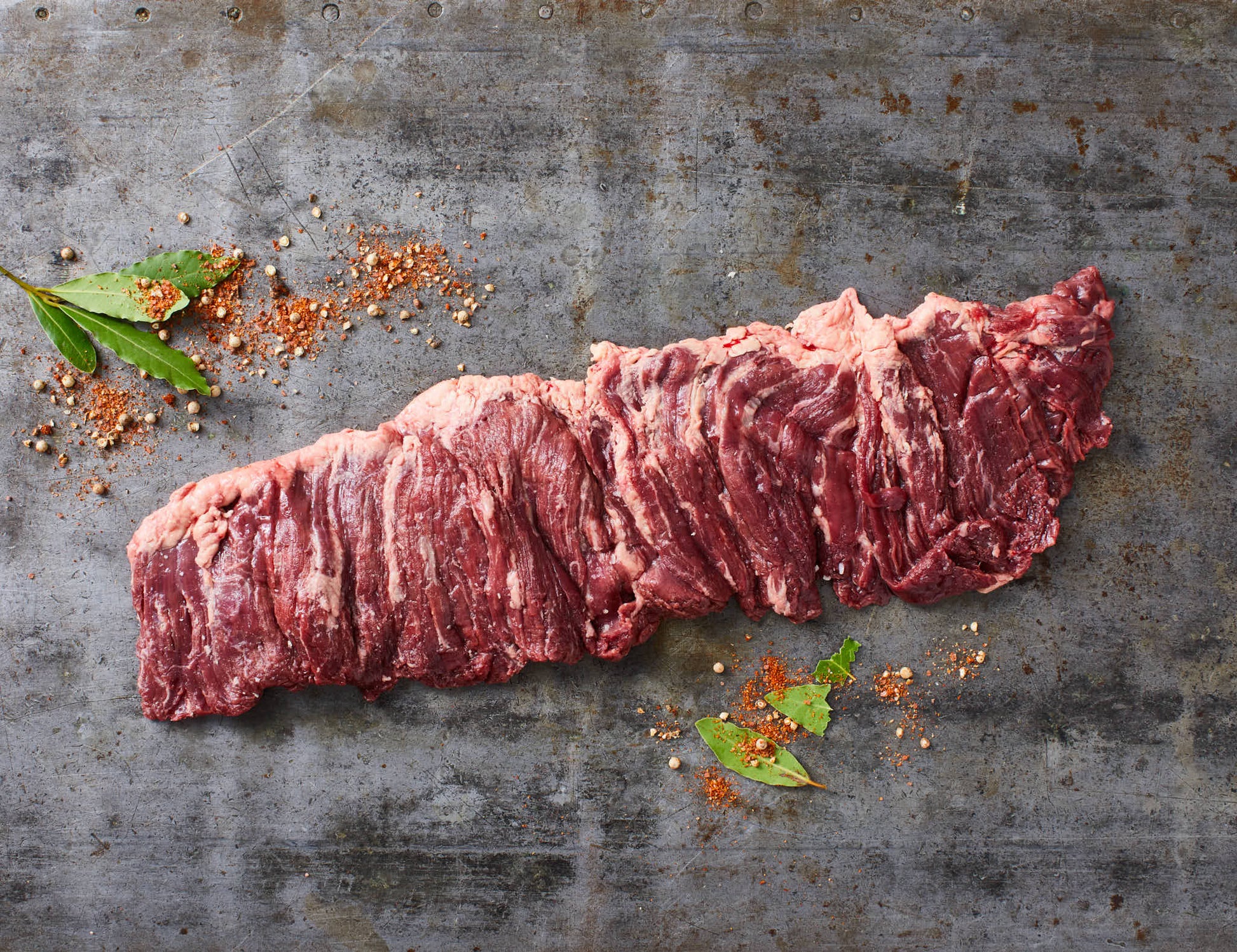 Simmentaler Skirt Steak roh, langfaserig, mit Gewürzen und Kräutern