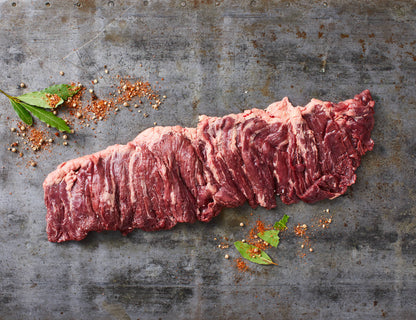 Simmentaler Skirt Steak roh, langfaserig, mit Gewürzen und Kräutern